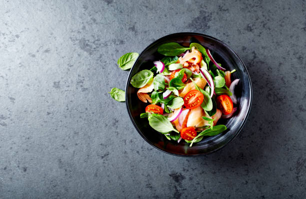 ensalada de salmón con ensalada de maíz y espinaca baby - salad directly above salmon food fotografías e imágenes de stock