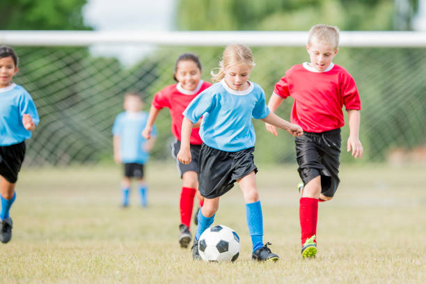 rematar a bola para o campo - healthy lifestyle nature sports shoe childhood imagens e fotografias de stock