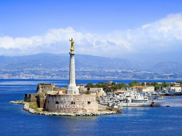 Vista panorámica de la entrada del puerto de Messina - foto de stock