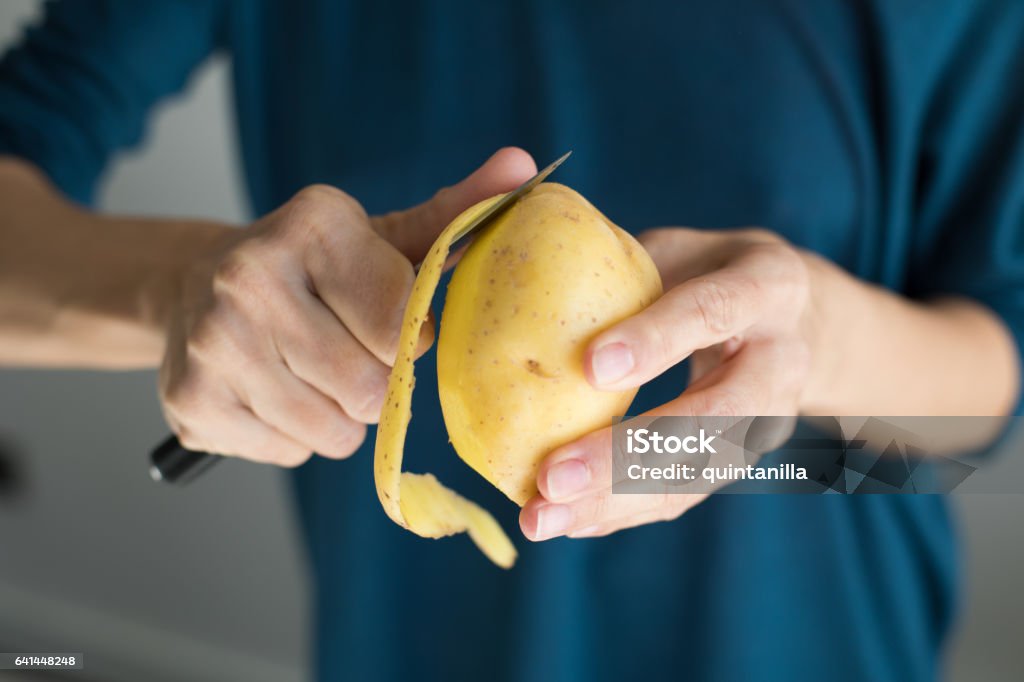 éplucher les pommes de terre horizontale - Photo de Pomme de terre libre de droits