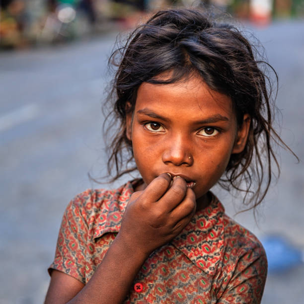 бедная индийская девушка просит о помощи - hungry child human hand india стоковые фото и изображения