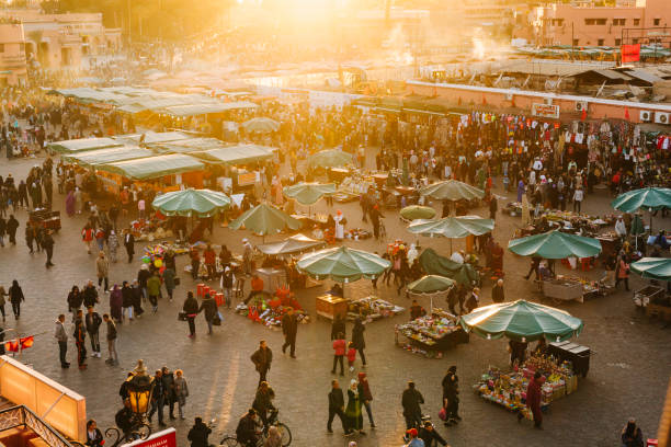 marrakech - plaza jemaa el fna - áfrica del norte fotografías e imágenes de stock