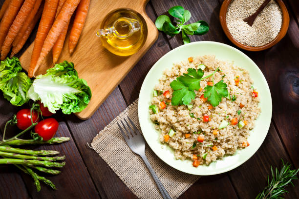 plato de ensalada de quinoa tiro desde arriba - quinua fotografías e imágenes de stock