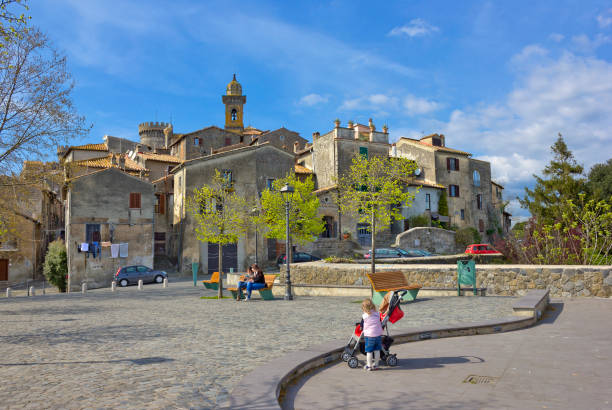 pequeña plaza en bracciano, italia - bracciano fotografías e imágenes de stock