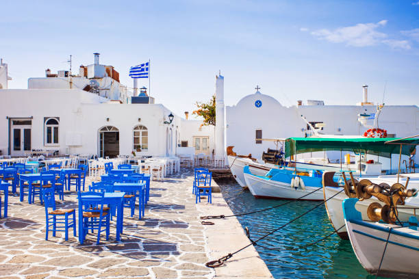 pueblo de naousa, paros isla, grecia - watersports centre fotografías e imágenes de stock