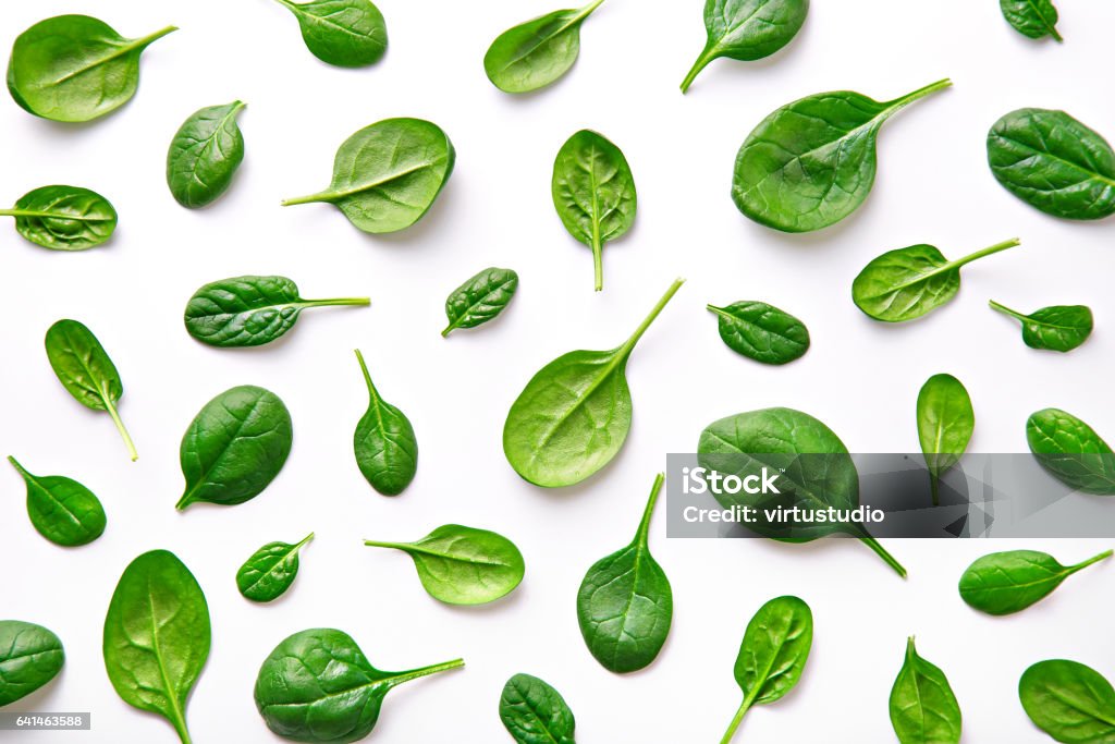 Spinat-Muster auf weißem Hintergrund. Ansicht von oben - Lizenzfrei Spinat Stock-Foto