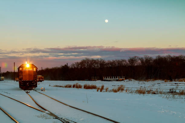 грузовой поезд путешествует по бескрайним просторам заснеженных - arctic bay стоковые фото и изображения