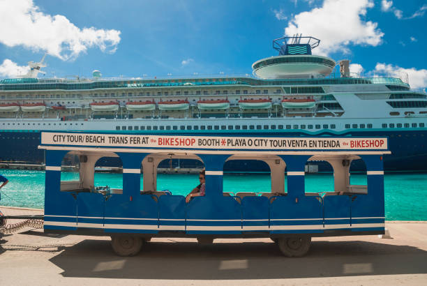 un coche de turismo y un barco de cruceros - pullman car fotografías e imágenes de stock