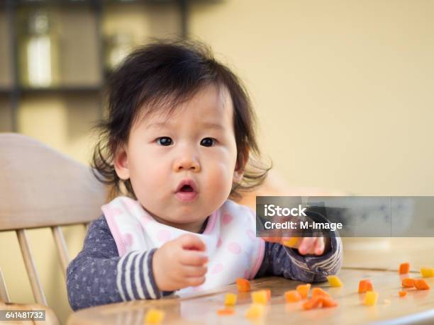 Niña Comiendo Vegetales Primera Vez Foto de stock y más banco de imágenes de Bebé - Bebé, Comer, Destete