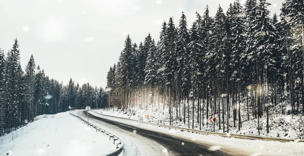 autostrada in montagna. viaggi invernali - virata di bordo foto e immagini stock