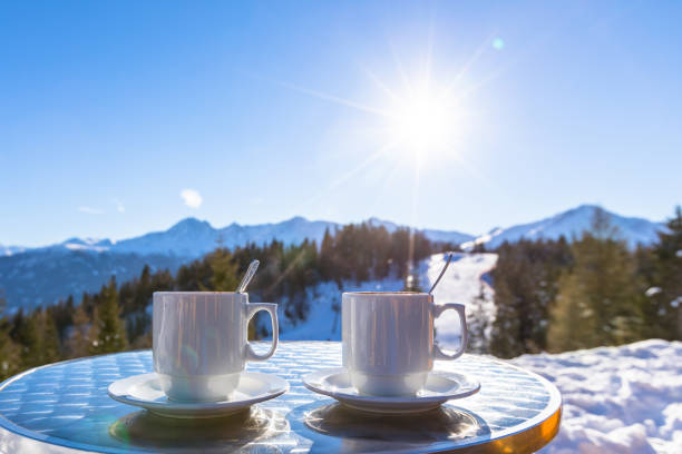 twee hete chocolade mokken op het terras van restaurant hoogte - cafe snow stockfoto's en -beelden
