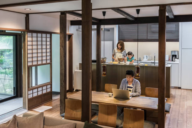 japanische familie zu hause, mann, arbeiten am tisch - 1474 stock-fotos und bilder