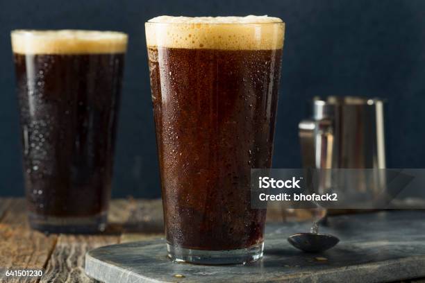 Espuma De Nitro De Frío Colar Café Foto de stock y más banco de imágenes de Café - Bebida - Café - Bebida, Cerveza, Frío