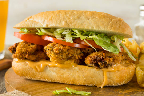 sandwich po boy di ostrica fritta fatta in casa - prepared shrimp seafood sauces herb foto e immagini stock