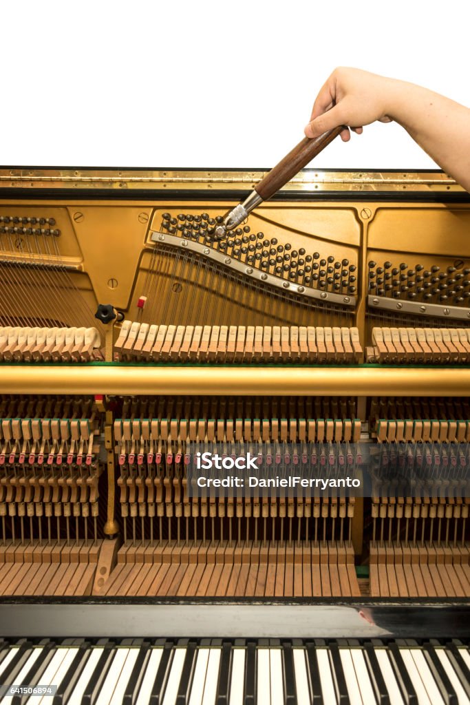 Soplar Baño Labor Afinación De Un Piano Vertical Con Palanca Y Herramientas Foto de stock y  más banco de imágenes de Afinador de pianos - iStock