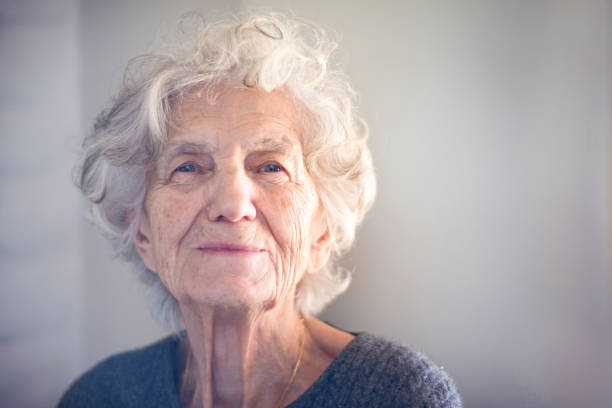 femmes âgées avec sourire doux - seulement des femmes seniors photos et images de collection