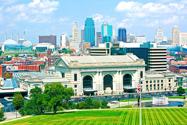 канзас-сити миссури союза станции в центре города - kansas city missouri fountain missouri union station kansas city стоковые фото и изображения