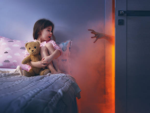 koszmary senne dla dzieci. - child bedtime imagination dark zdjęcia i obrazy z banku zdjęć