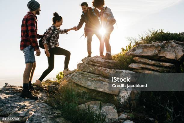 산에 하이킹 하는 친구의 그룹 하이킹에 대한 스톡 사진 및 기타 이미지 - 하이킹, 단체, 산