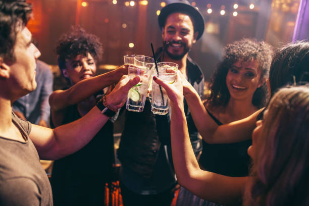 clube de amigos bebendo na noite de festa - party nightclub night toast - fotografias e filmes do acervo