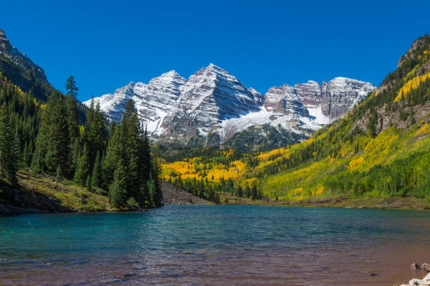 maroon bells in autunno - rocky mountains foto e immagini stock