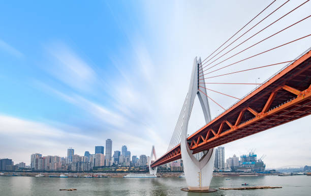 paisagem da cidade e horizonte de chongqing no céu de nuvens - chongqing china bridge asia - fotografias e filmes do acervo