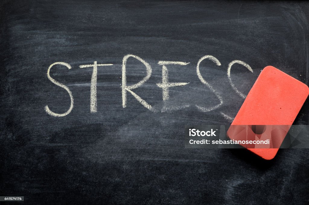 effacer le stress, main écrit mot sur tableau noir étant effacées concept - Photo de Stress libre de droits