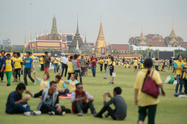 tailandia bangkok sanam luang rey cumpleaños - sanam luang park fotografías e imágenes de stock