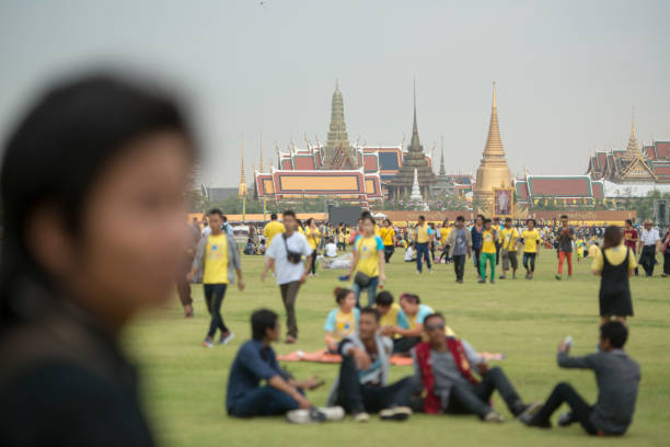 tailandia bangkok sanam luang rey cumpleaños - sanam luang park fotografías e imágenes de stock