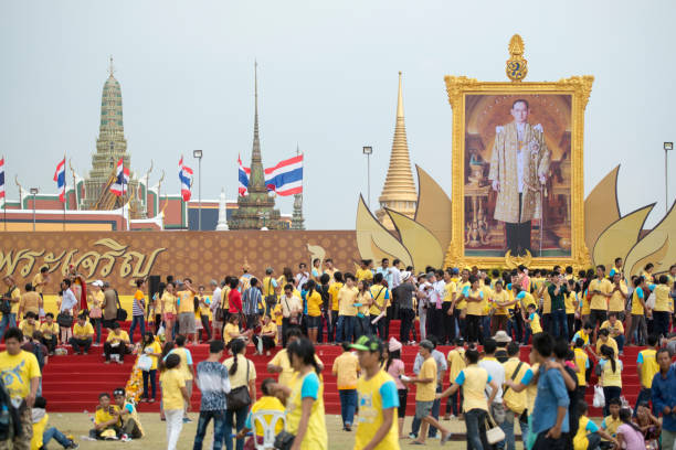 tailandia bangkok sanam luang rey cumpleaños - sanam luang park fotografías e imágenes de stock