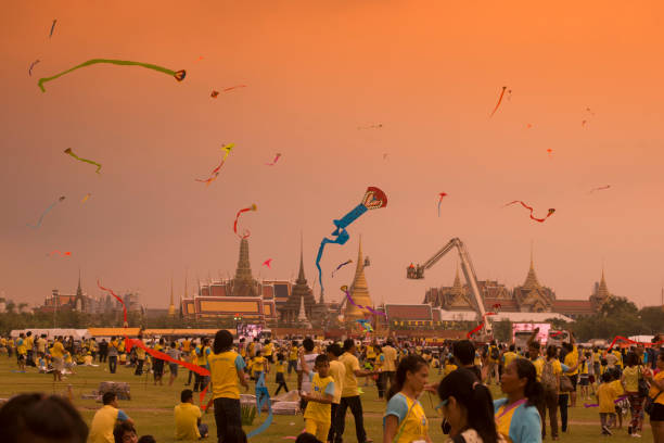 tailandia bangkok sanam luang rey cumpleaños - sanam luang park fotografías e imágenes de stock