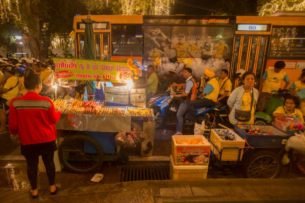 tailandia bangkok sanam luang rey cumpleaños - sanam luang park fotografías e imágenes de stock