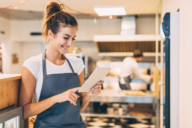 istock Managing the bakery's homepage 641578994