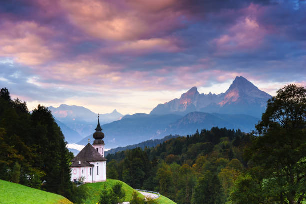 wallfahrtskirche maria-gern in berchtesgaden mit watzmann - konigsee stock-fotos und bilder