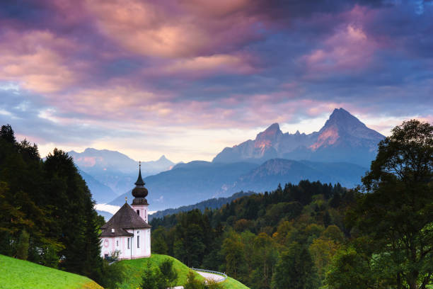 pilgrimage church maria-gern in berchtesgaden with watzmann - koenigsee imagens e fotografias de stock