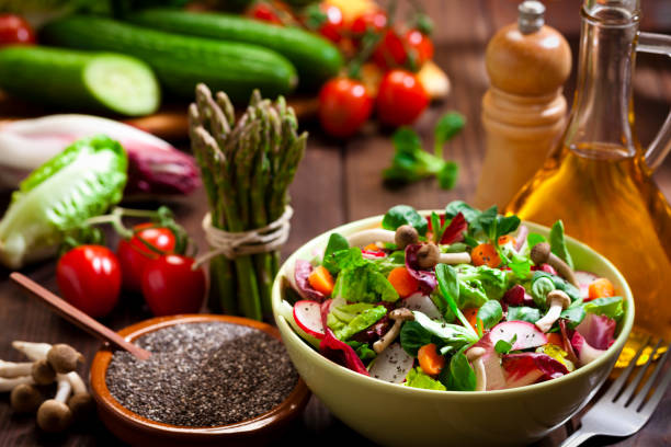 preparación ensalada saludable con semillas de chia en la rústica mesa de madera - salad ingredient fotografías e imágenes de stock