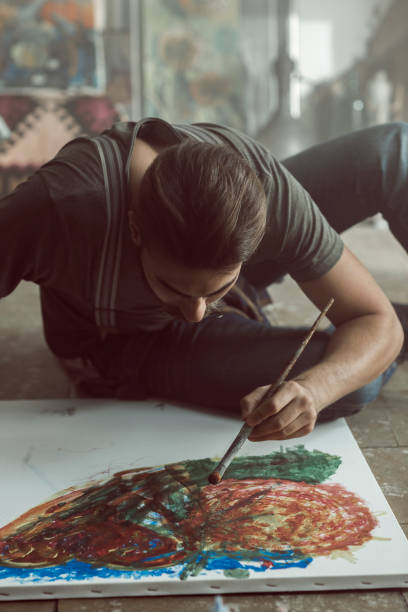 istock Artist painting 641587506