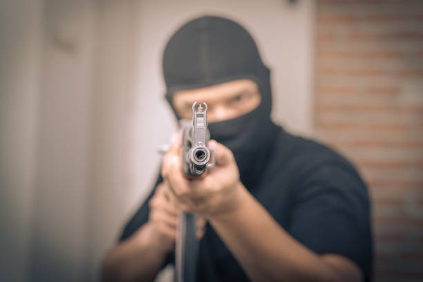 terroristischen scharfschützen schießen mit seiner waffe - gun men handgun spy stock-fotos und bilder