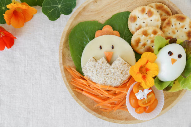 pranzo di pasqua, divertente arte alimentare per i bambini - baby chicken young bird easter bird foto e immagini stock