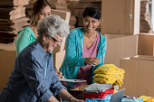 kleines-t-shirt-firmeninhaber-durch-inventar-sortieren.jpg?b=1&s=170x170&k=20&c=4eiY_Y-h3sJrCgSu4O_gcVC9O4lERJq_249tItDNYvU=