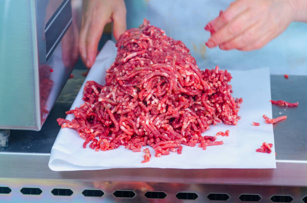 viande hachée  - butchers shop meatball raw beef photos et images de collection