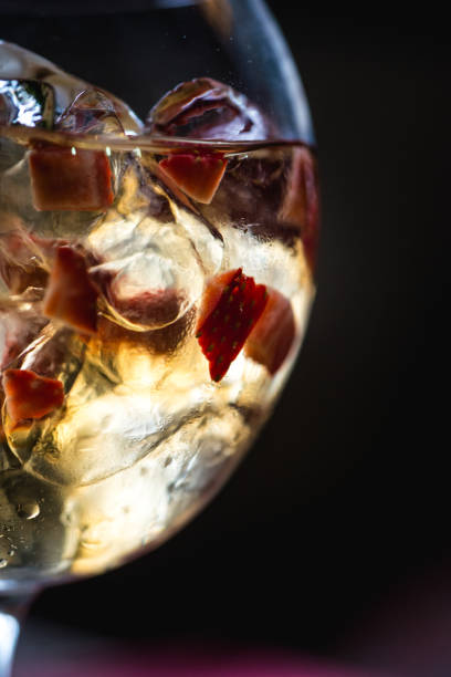 освежающий коктейль с клубникой изолированы на фоне бара - crushed ice colors grape fruit стоковые фото и изображения