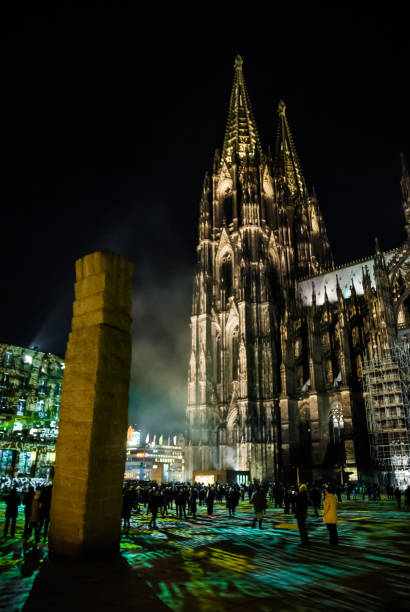 кельн, германия - 16 января 2017 г.: световая инсталляция вокруг одеколонского собора - church greeting welcome sign sign стоковые фото и изображения