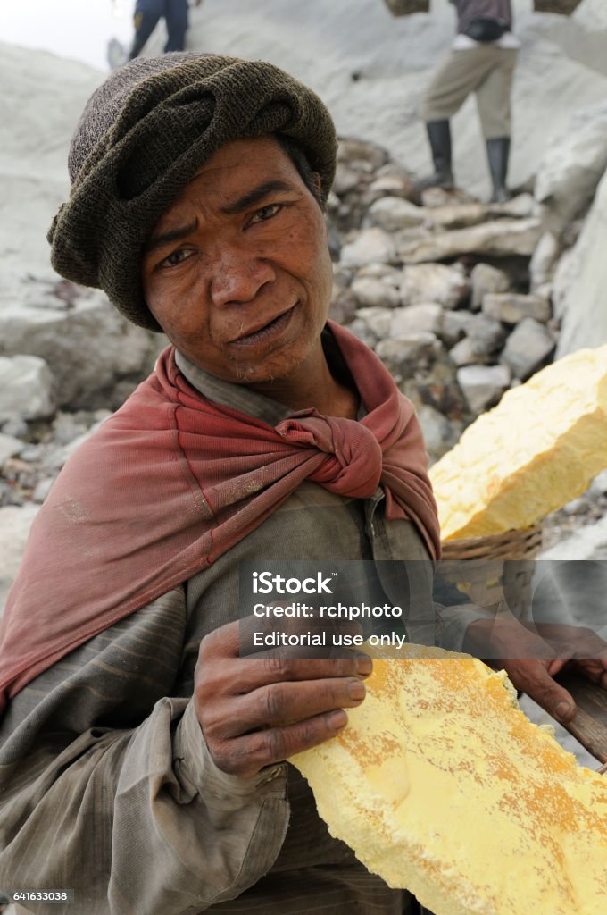 Portatori di zolfo dal vulcano caldera Kawah Ijen - Foto stock royalty-free di Adulto