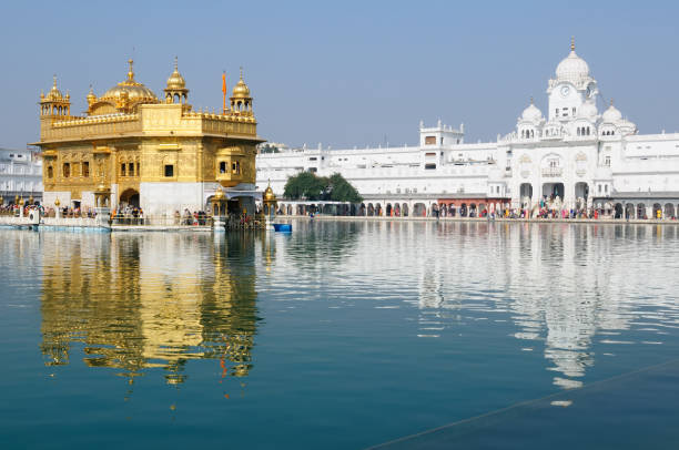 o templo dourado em amritsar. - amristar - fotografias e filmes do acervo