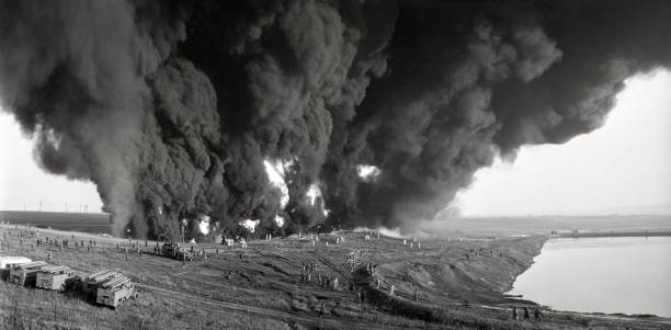 pared de humo y fuego en las operaciones de lucha contra el fuego formación ufa uptown - cañón de agua fotografías e imágenes de stock