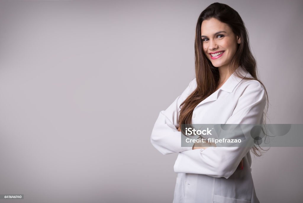 Medicina, farmacia, salud y Farmacología concepto, muchacha en uniforme blanco - Foto de stock de Bata de Laboratorio libre de derechos