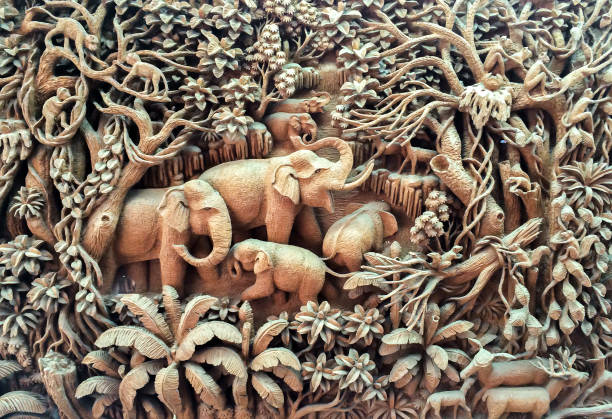 Beautiful Thailand Antique Art Handmade Furniture. Carvings Elephant Family in The Wood on The Wooden Frame used as Antique Design Interior Furniture Hanging on the Wall for Vintage Retro Room. hermoso tailandia arte antiguo muebles hechos a mano. tallas de la familia de elefantes en la madera en el marco de madera utilizado como muebles de interior de diseño antiguo colgando de la pared para la habitación de estilo retro vintage.