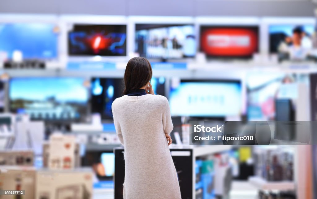 Frau kauft die TV - Lizenzfrei Elektrogeschäft Stock-Foto