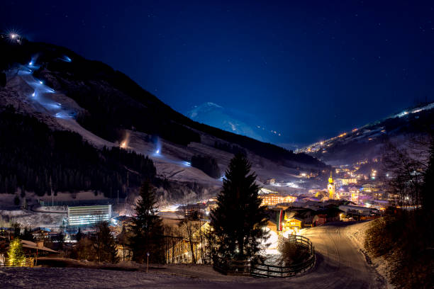 istock Outstanding ski resort Saalbach at night 641673604